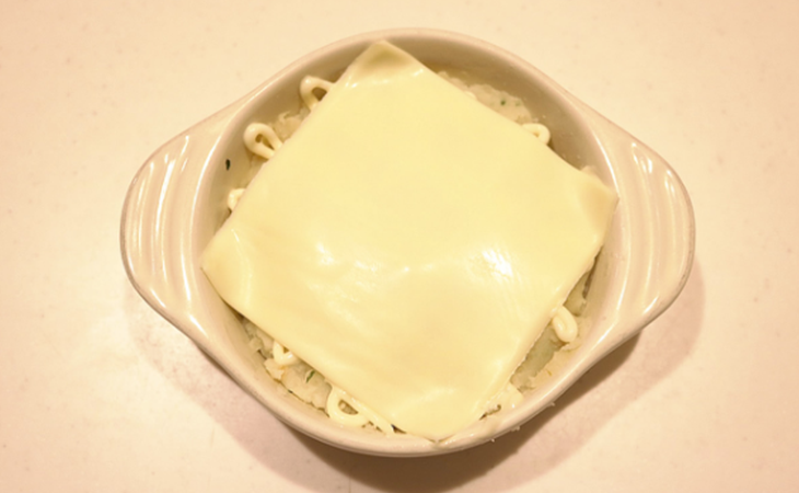 ご飯の上に「じゃがりこ」ポテサラをのせ、マヨネーズをかけ、とろけるチーズをのせる